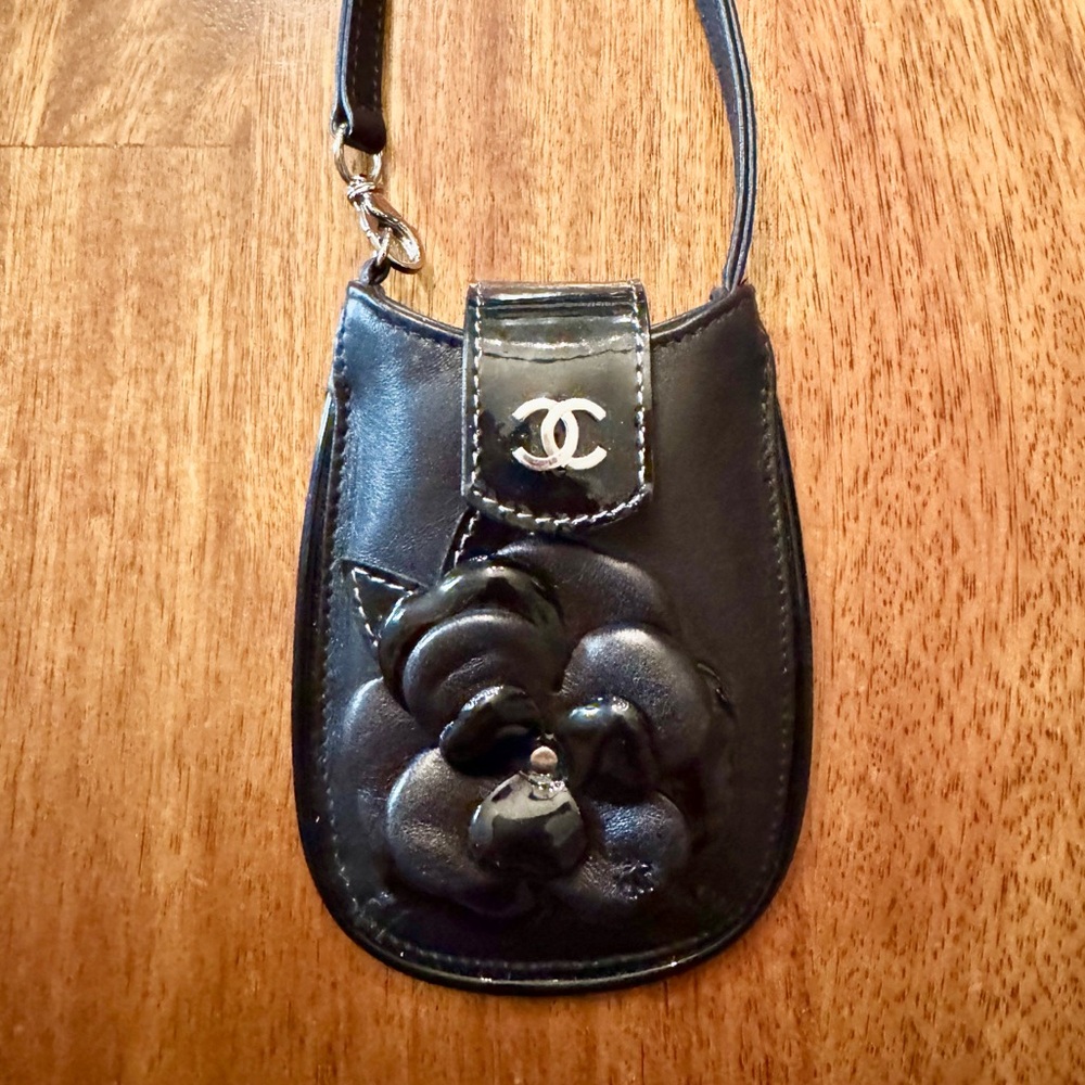 Authentic Chanel Lambskin Patent Calfskin Camellia Flower Phone Case Black